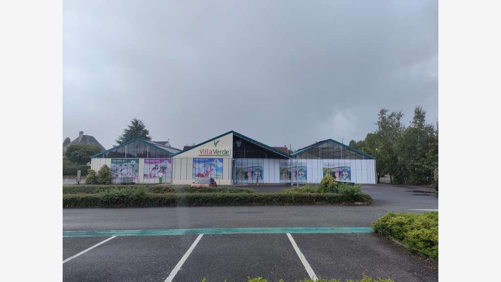 Location local commercial de 2535m² en zc à Flers