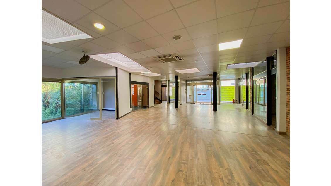A louer local commercial 735m² au centre de Flers 
