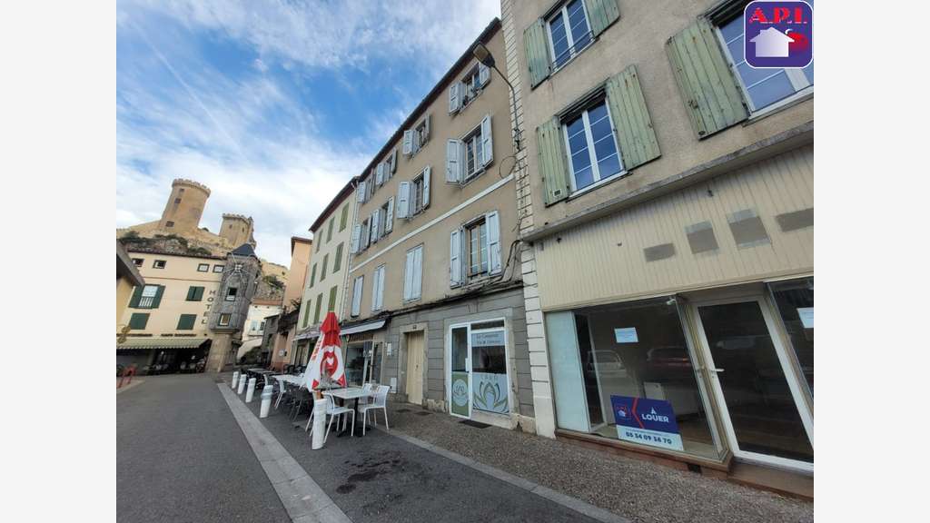 À LOUER  LOCAL COMMERCIAL EN PLEIN CENTRE-VILLE D