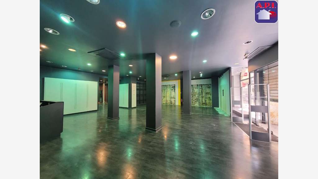 A louer grand local commercial 181m² à Foix centre