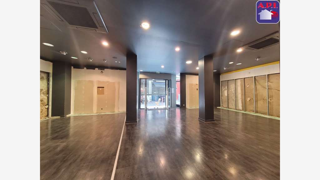 A louer grand local commercial 181m² à Foix centre