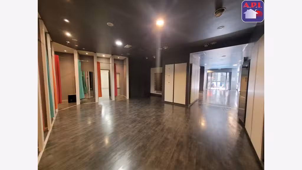 A louer grand local commercial 181m² à Foix centre