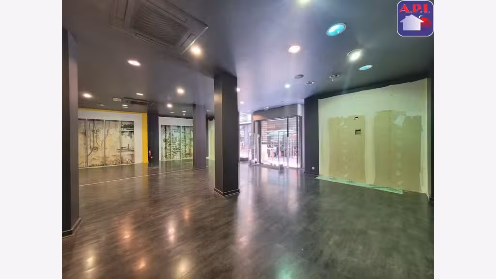 A louer grand local commercial 181m² à Foix centre