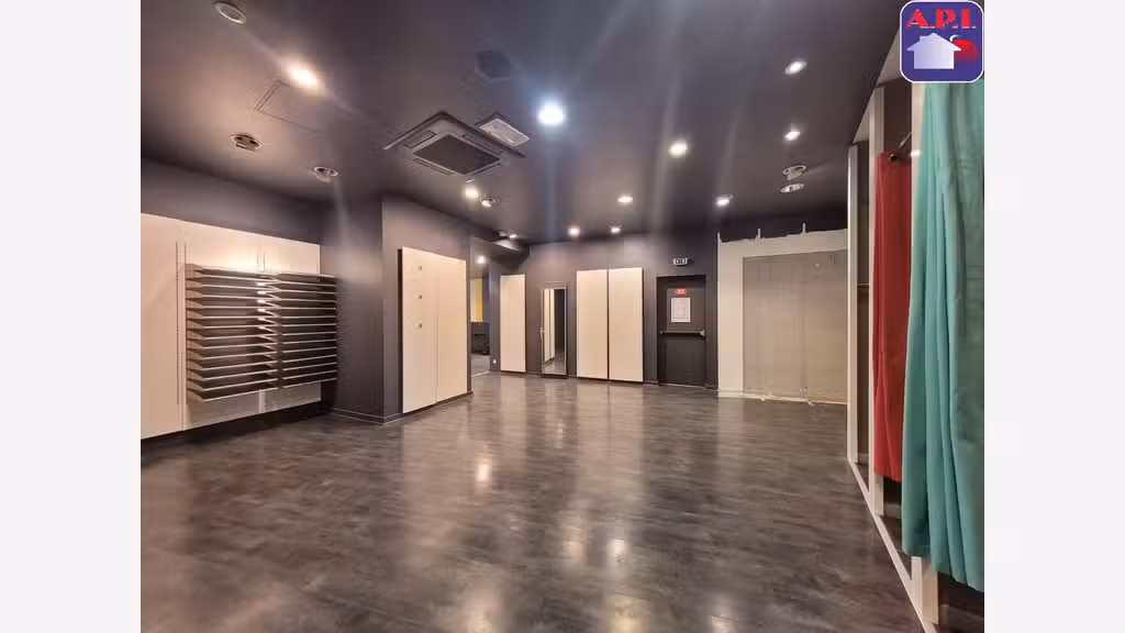 A louer grand local commercial 181m² à Foix centre