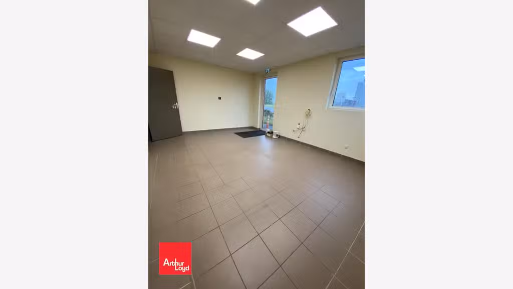 Loue local d'activité de 239m² à Fontaine-la-Guyon