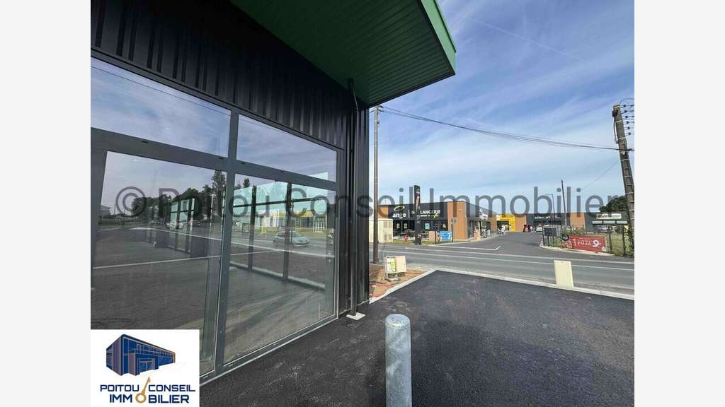 Local neuf 600m² à louer à Fontenay-le-Comte