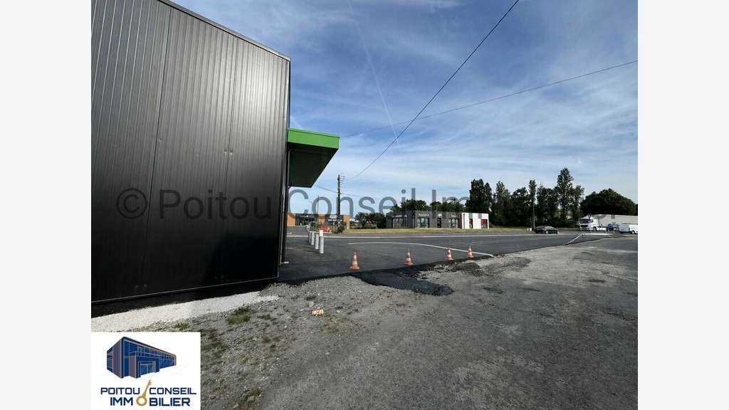 Local neuf 600m² à louer à Fontenay-le-Comte