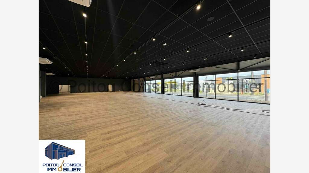 Local neuf 600m² à louer à Fontenay-le-Comte