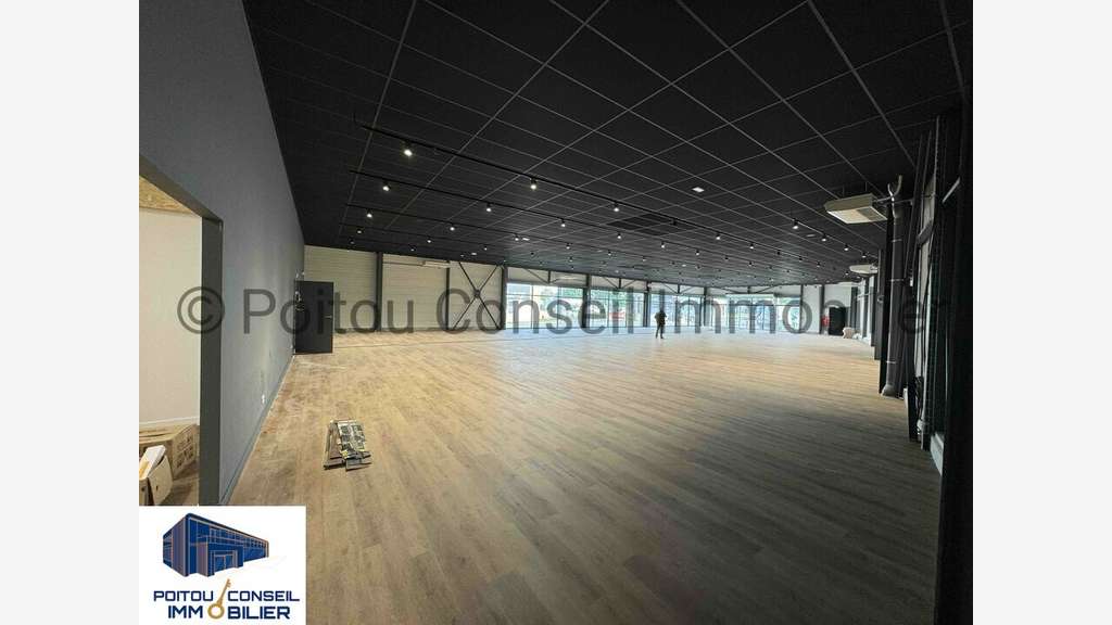 Local neuf 600m² à louer à Fontenay-le-Comte