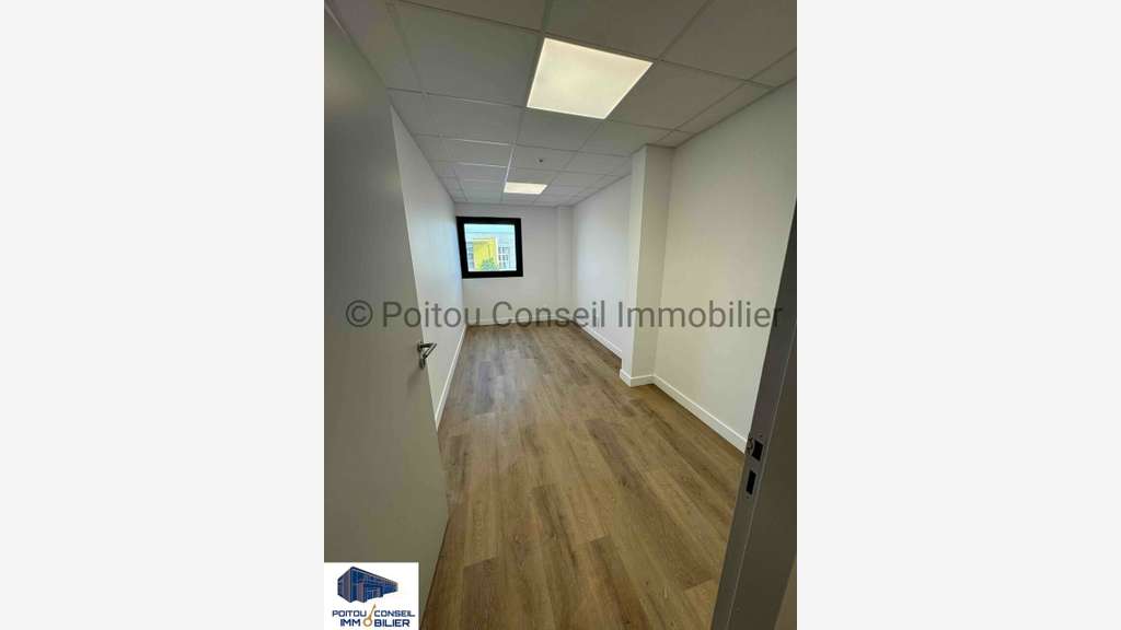Local neuf 600m² à louer à Fontenay-le-Comte