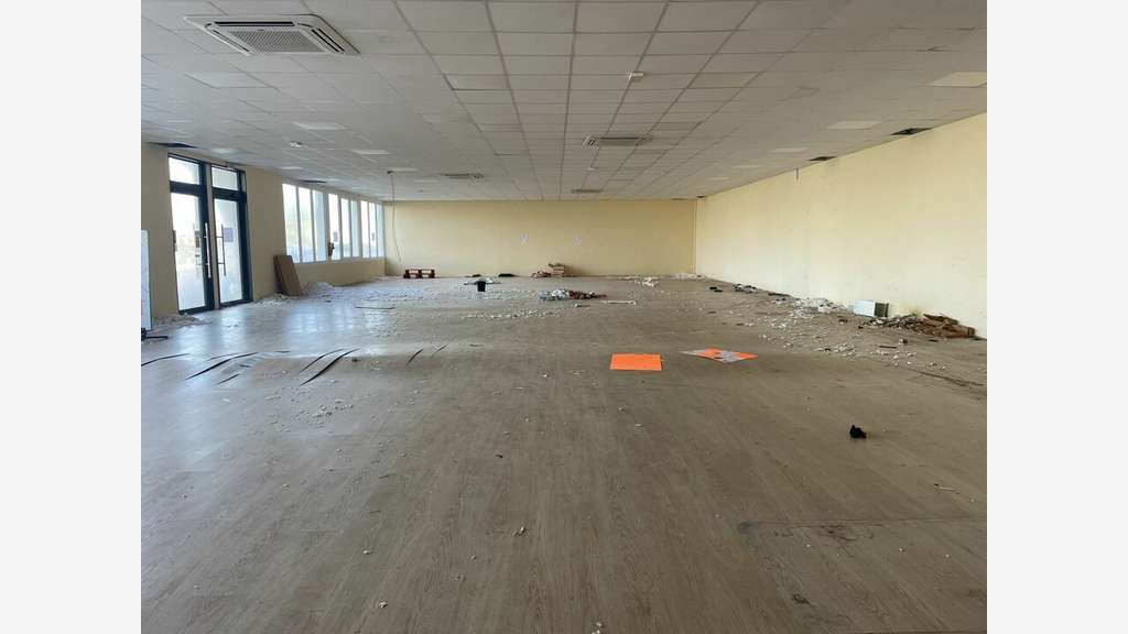 Loue local commercial de 410m² à Fontenay le Comte
