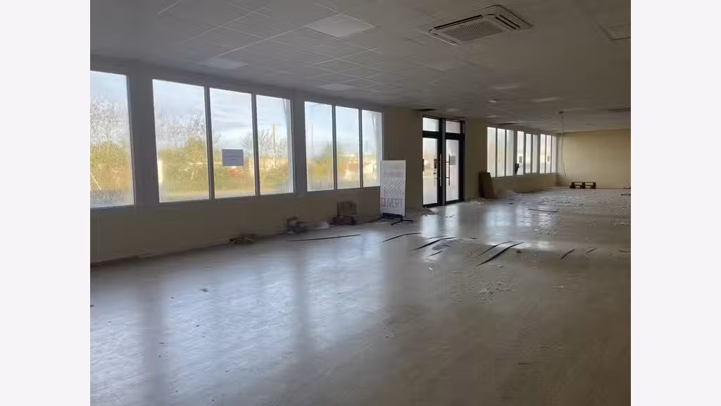 Loue local commercial de 410m² à Fontenay le Comte