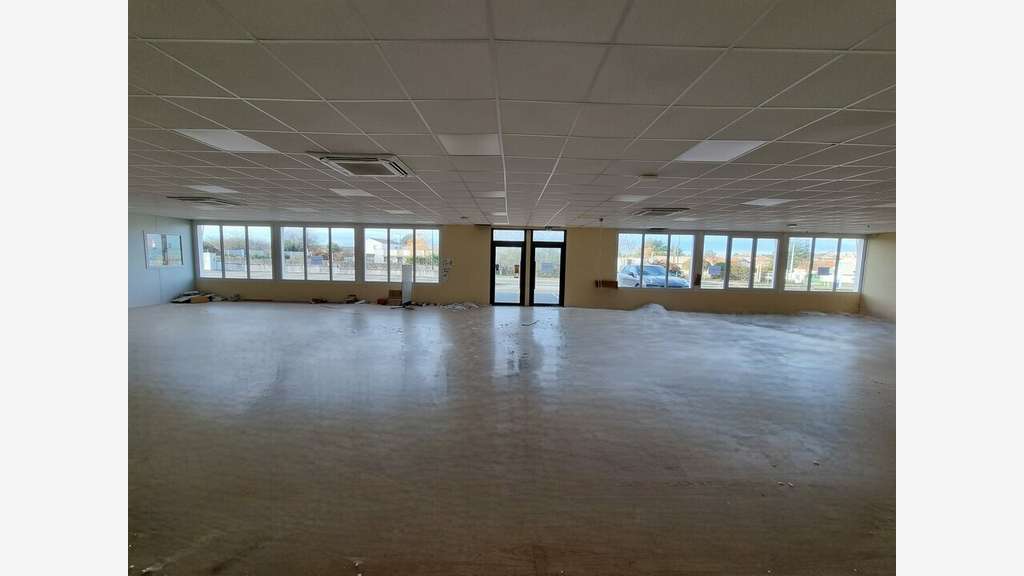 FONTENAY-LE-COMTE - LOCAL COMMERCIAL à louer