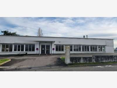 FONTENAY-LE-COMTE - LOCAL COMMERCIAL à louer