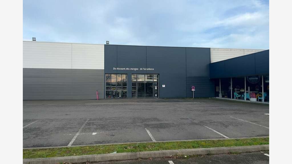 FONTENAY-LE-COMTE - LOCAL COMMERCIAL à louer