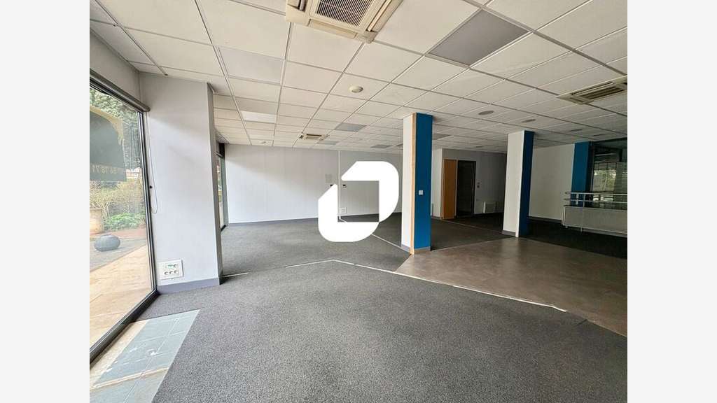 A louer Local commercial 308m² Fontenay le fleury