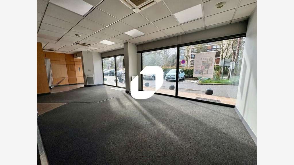 A louer Local commercial 308m² Fontenay le fleury