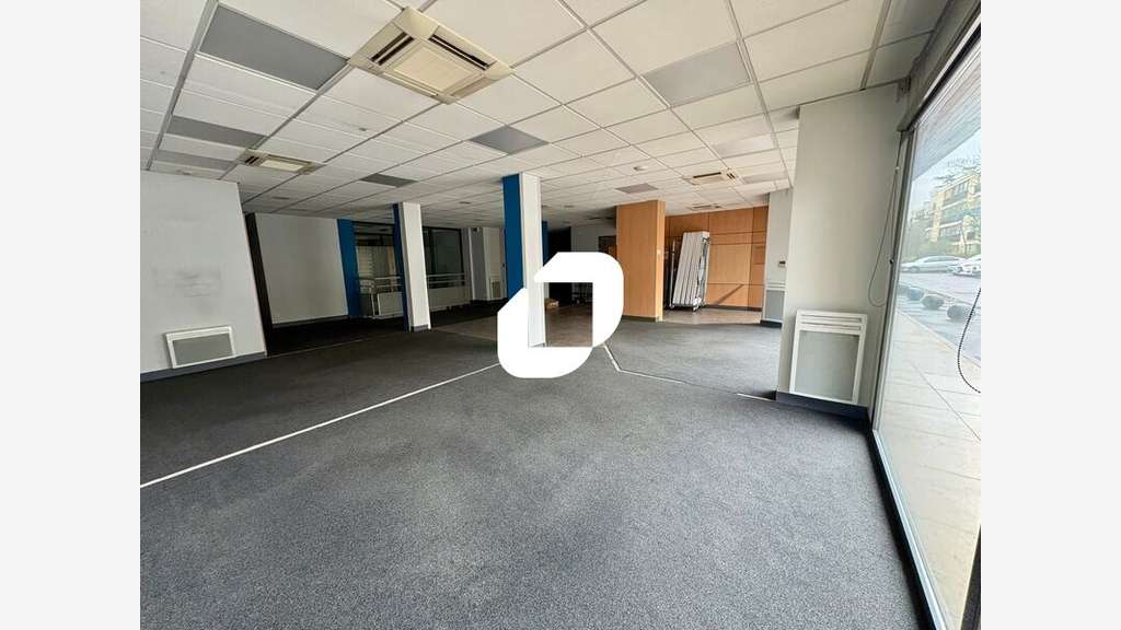 A louer Local commercial 141m² Fontenay le fleury