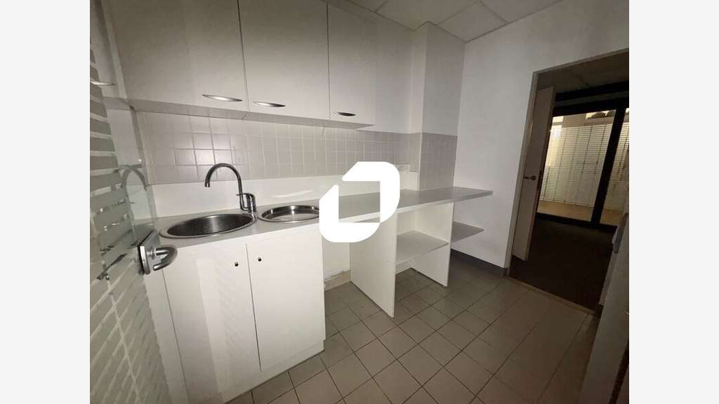 A louer Local commercial 141m² Fontenay le fleury
