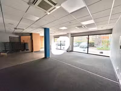 A louer Local commercial 308m² Fontenay le fleury