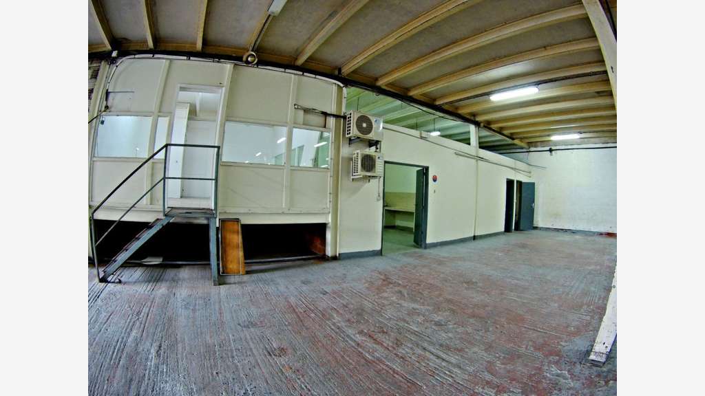 A louer local commercial / dépot 690m² Kerlys FdF