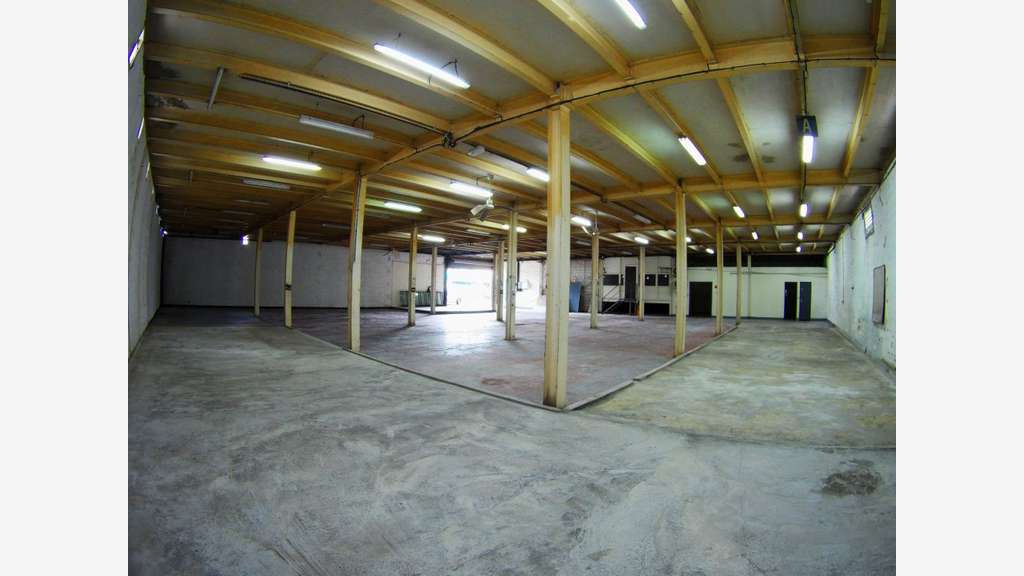 A louer local commercial / dépot 690m² Kerlys FdF