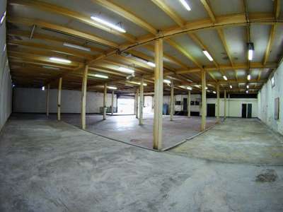 A louer local commercial / dépot 690m² Kerlys FdF