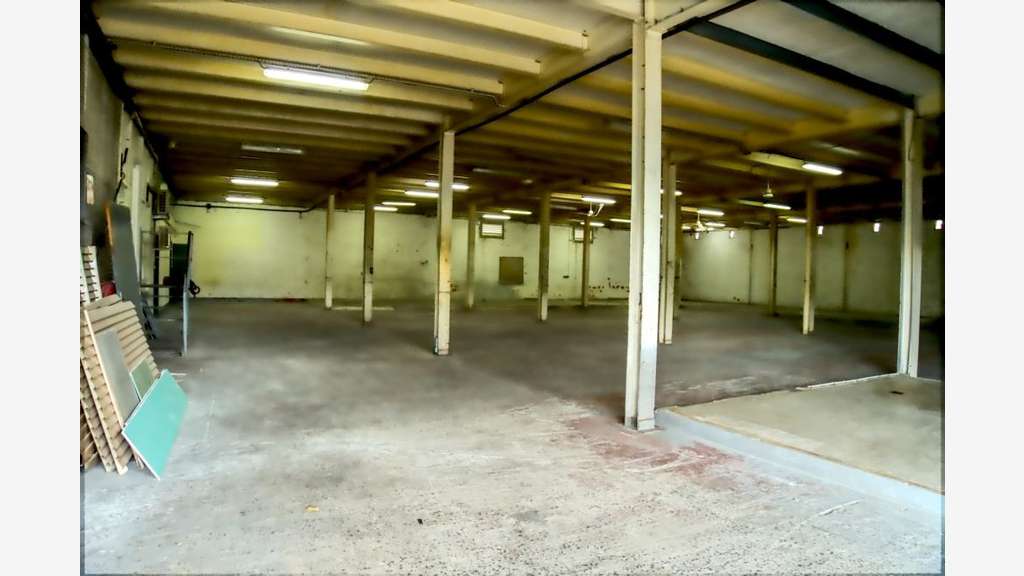 A louer local commercial / dépot 690m² Kerlys FdF