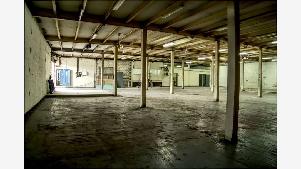 A louer local commercial / dépot 690m² Kerlys FdF