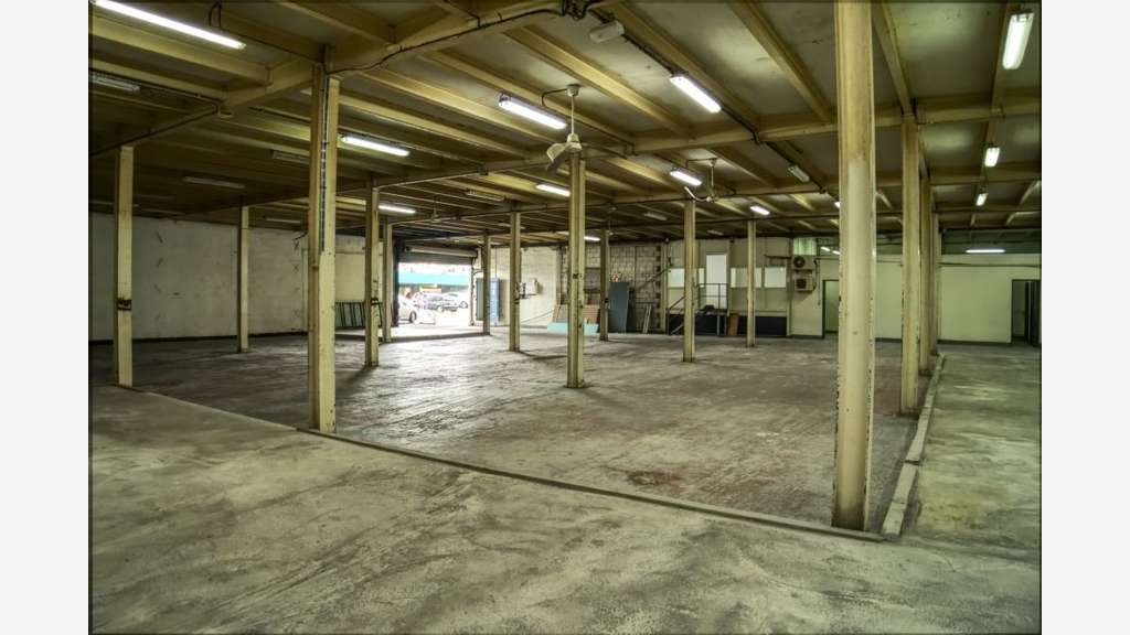 A louer local commercial / dépot 690m² Kerlys FdF