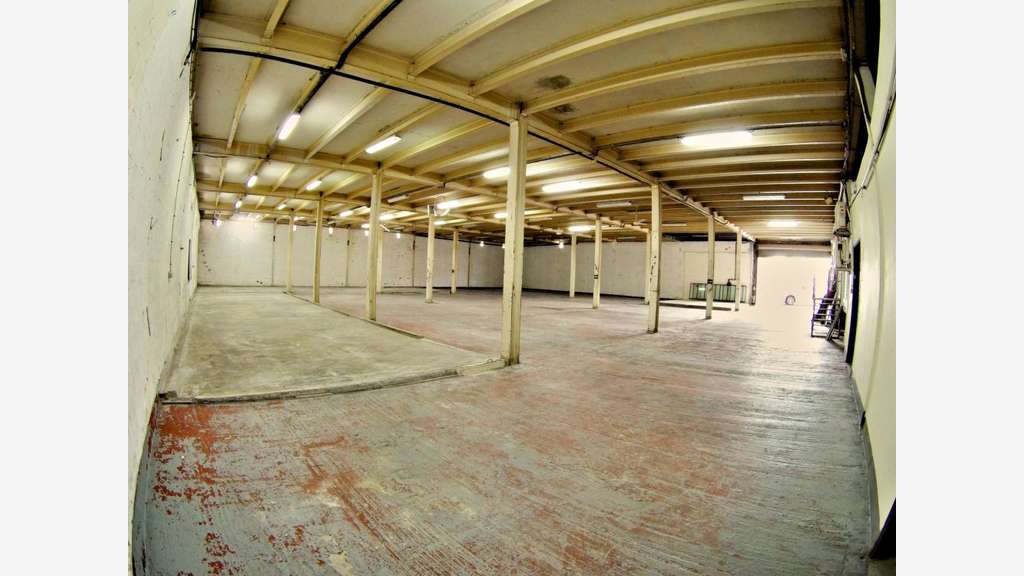 A louer local commercial / dépot 690m² Kerlys FdF