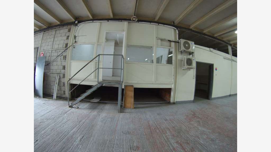 A louer local commercial / dépot 690m² Kerlys FdF