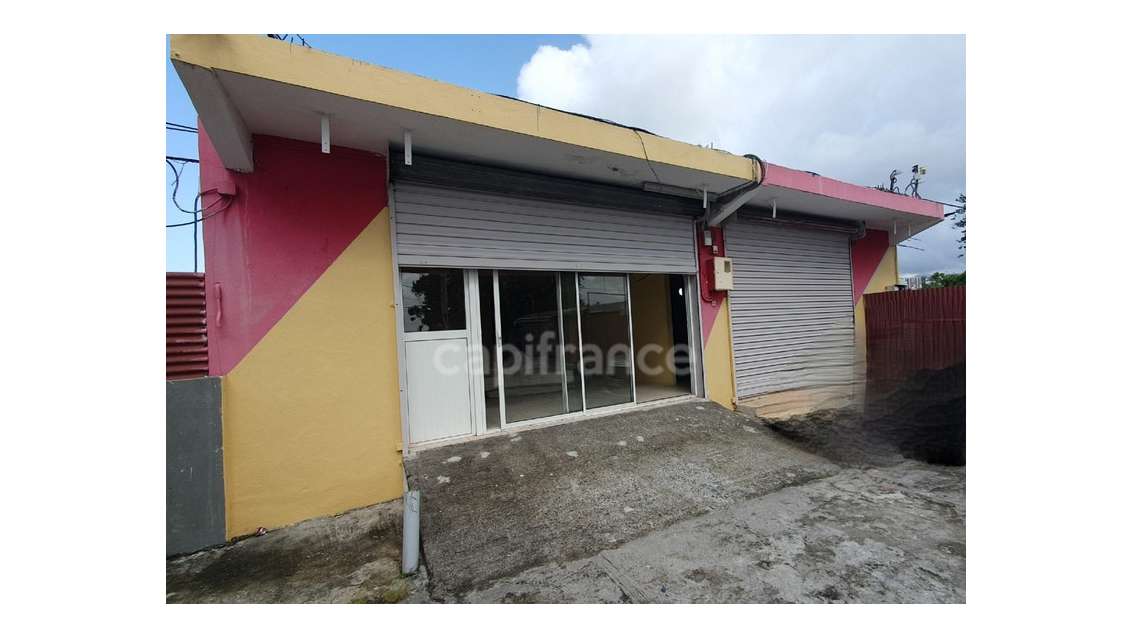 A louer local commercial 200m² à Fort de France