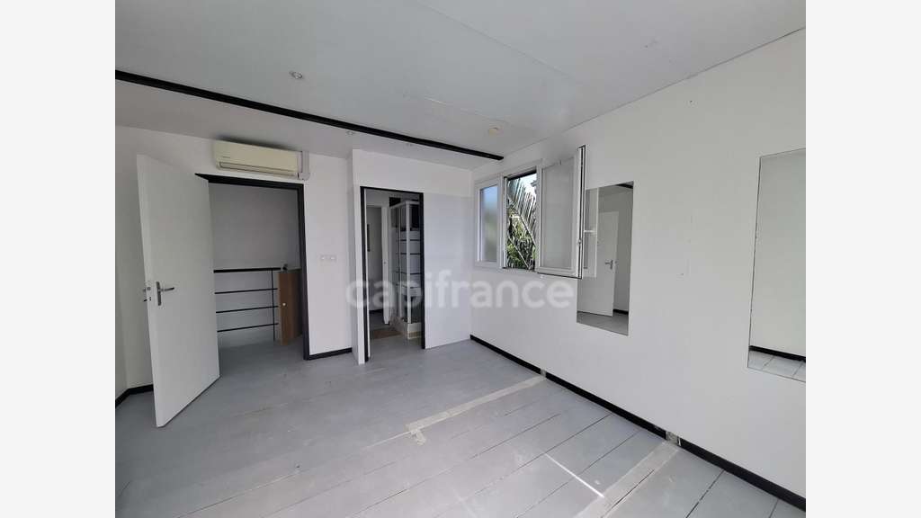 A louer - Local commercial en duplex - Fort de