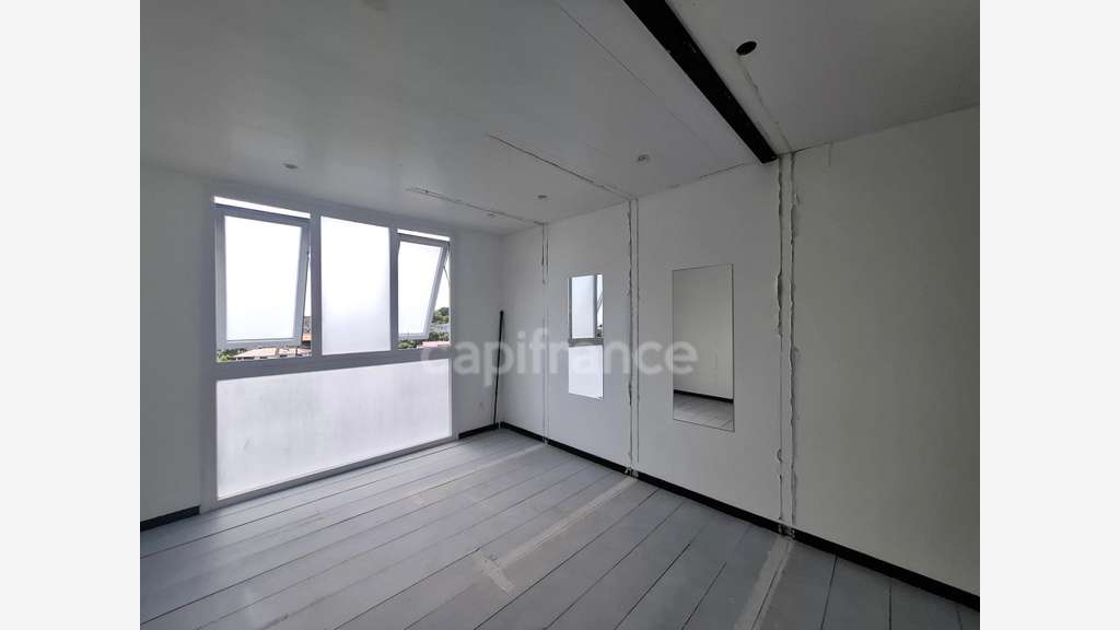 A louer - Local commercial en duplex - Fort de