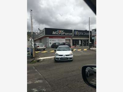 LOCAL COMMERCIAL 266 M2 Dillon, propre