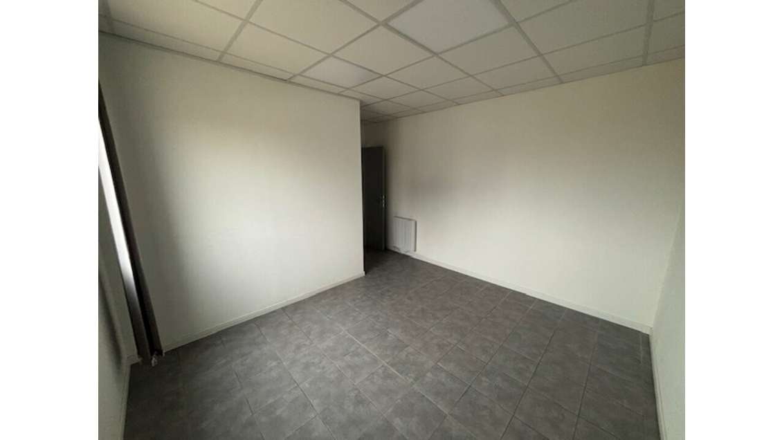 Local commercial 16m² R+1 à louer à Fos-sur-Mer