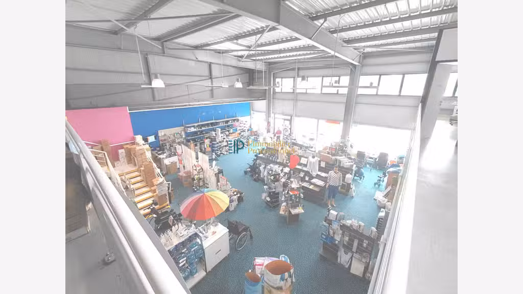 A louer local commercial 426m² en zc à Fouesnant
