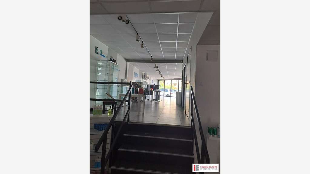 Location local commercial de 413m² à Fougères