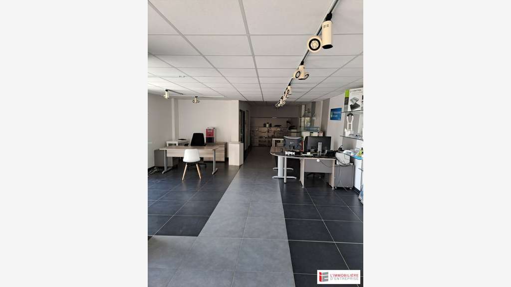 Location local commercial de 413m² à Fougères