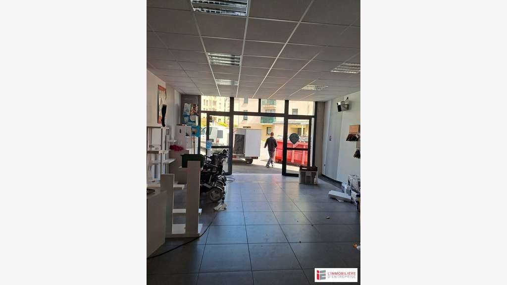 Location local commercial de 413m² à Fougères