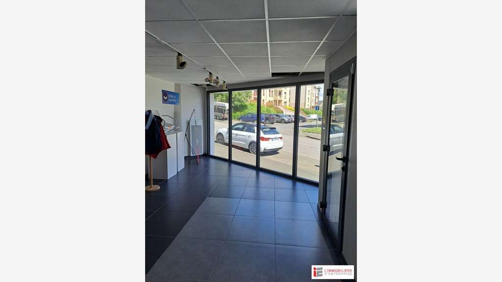 Location local commercial de 413m² à Fougères