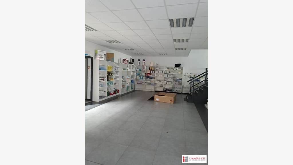 Location local commercial de 413m² à Fougères