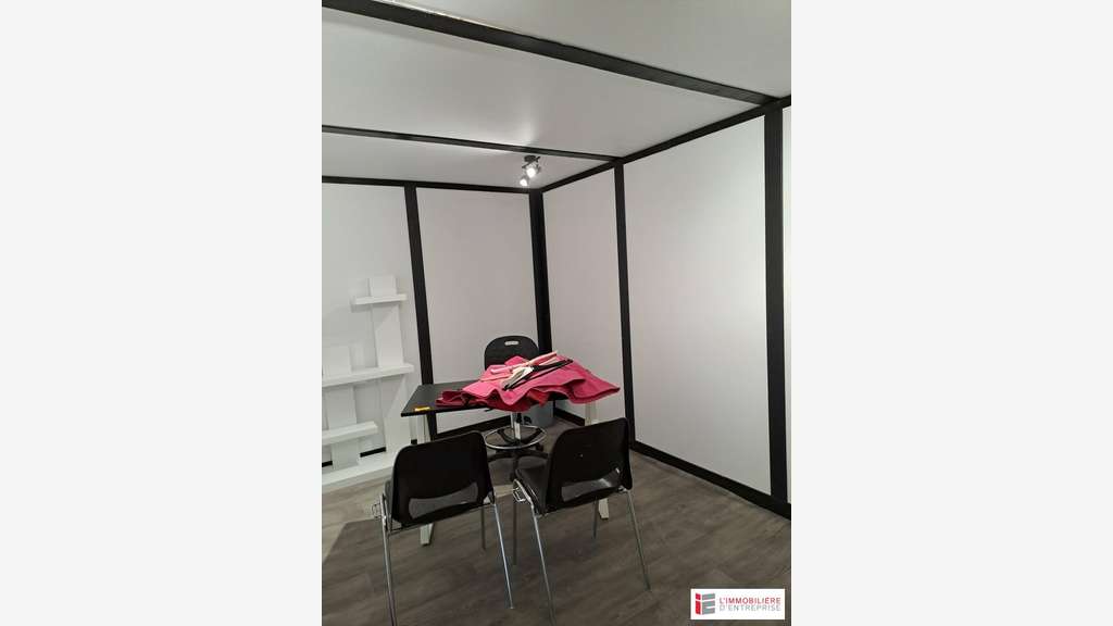 Location local commercial de 413m² à Fougères