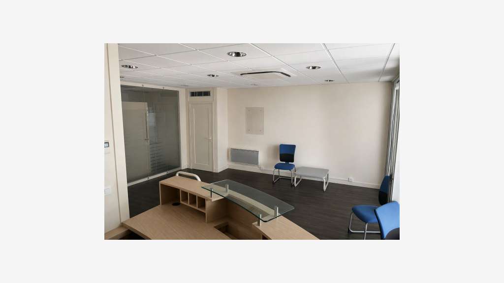 A louer boutique de 160m² + sous sol Frangy centre