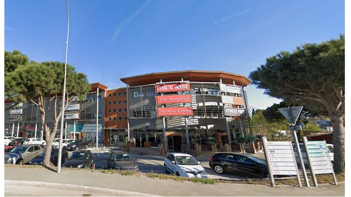 A louer local 540m² bonne visibilité à Fréjus