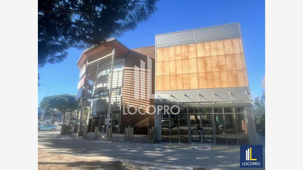 A louer local 540m² très bonne visibilité à Fréjus