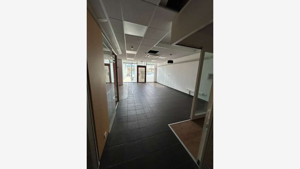 A louer local commercial 293m² à Fréjus proche N7