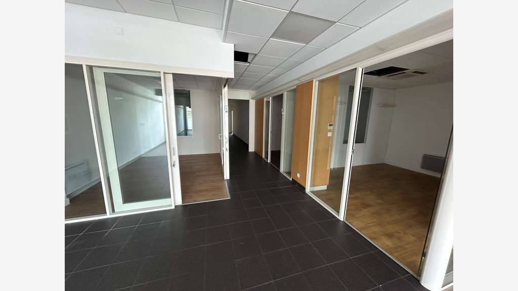 A louer local commercial 293m² à Fréjus proche N7