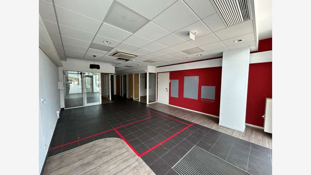 A louer local commercial 293m² à Fréjus proche N7